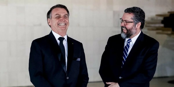 Chanceler irá a Israel por spray para a Covid-19, diz Bolsonaro