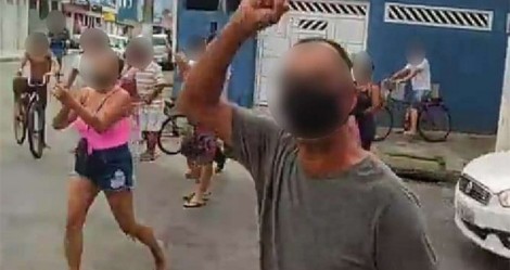 Povo se junta e expulsa fiscais e PM em São Vicente-SP (veja o vídeo)