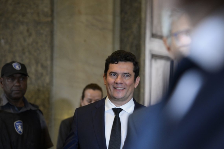 Moro anuncia leilão de mais de 600 imóveis de traficantes