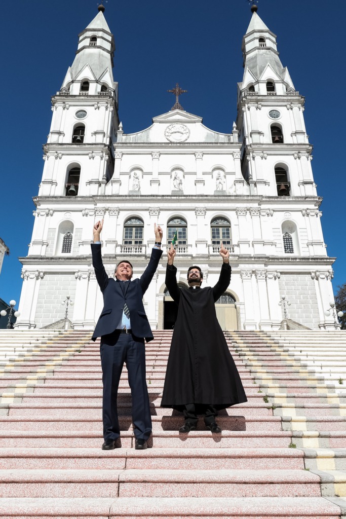 No RS, Bolsonaro visita Igreja Nossa Senhora das Dores