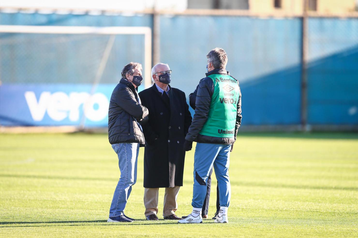 Conversa do presidente com Renato, jogadores subindo, renovando