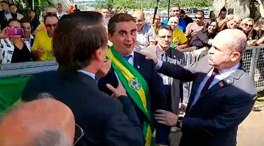 Bolsonaro transmite live com humorista dando banana para jornalistas