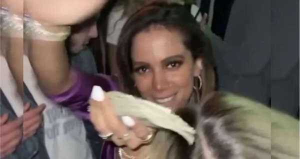 Anitta manda o povo ficar em casa e depois curte farra com strippers e aglomeração