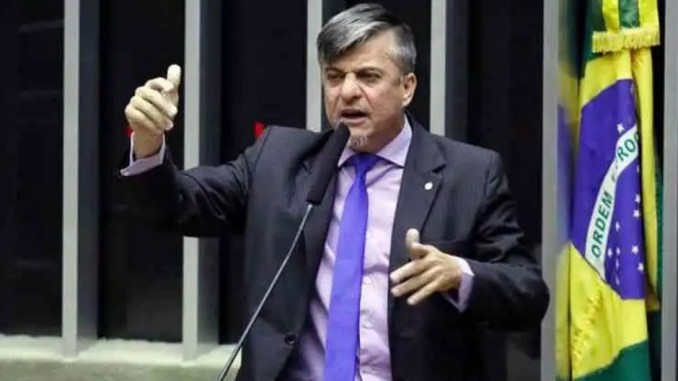 Deputado apresenta projeto de lei para “amputar as mãos” de políticos