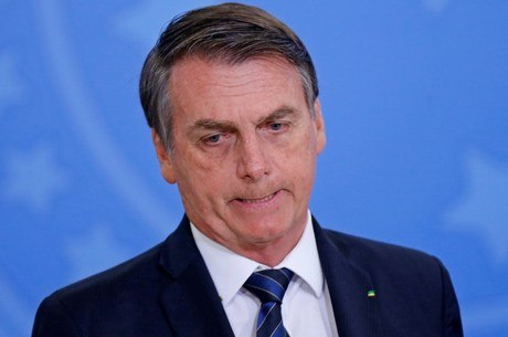 Na TV, Bolsonaro critica isolamento e diz que a vida deve continuar