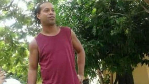 Ronaldinho fica abatido e vive pior dia em prisão no Paraguai