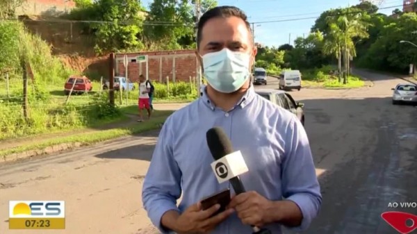 Equipe da Globo é ameaçada ao vivo por bandidos armados. Veja!